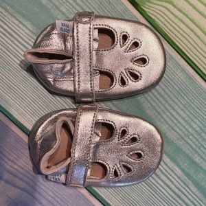 Dotty fish 6-12m crib shoes, worn once inside only